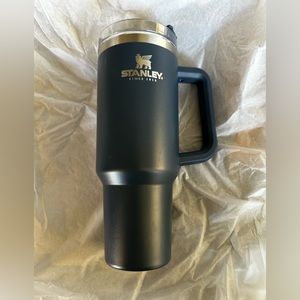 40 ounce Stanley. Like new condition.